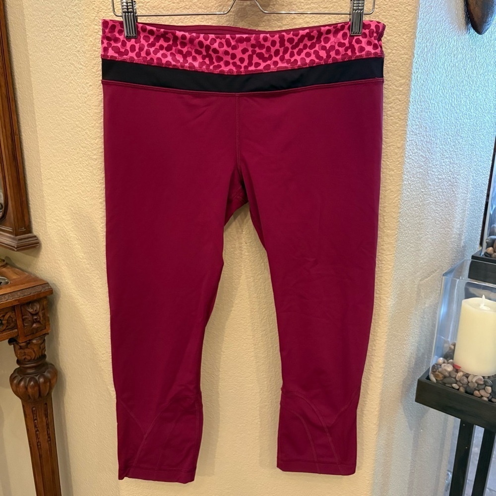 LULULEMON Women Magenta Purple Pattern Waistband Cropped Athletic Pants Size 10